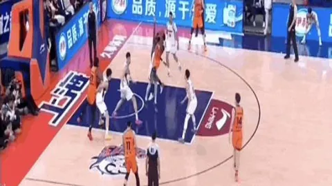 “成都世乒赛志愿者涂鸦T恤点亮团体赛热情氛围”